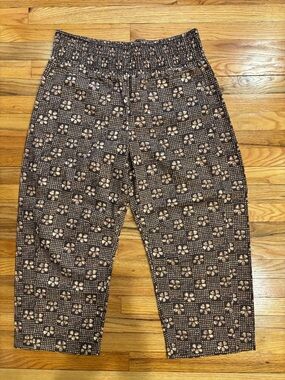 Women’s Black Floral Print Elastic Waist Crop Pants barrel style